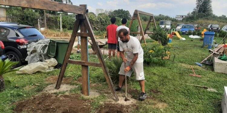 "Vogliamo solo normalità". Volontari istallano delle giostrine