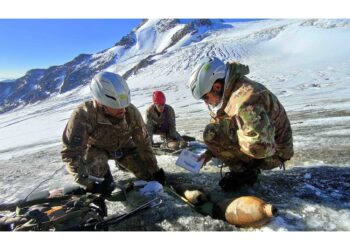Operazione degli artificieri dell'esercito sul ghiacciaio