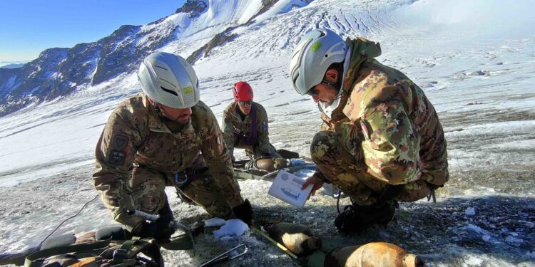 Operazione degli artificieri dell'esercito sul ghiacciaio