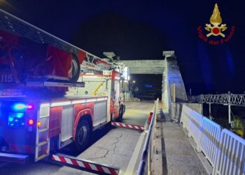 Intervento dei vigili del fuoco su segnalazione dei passanti