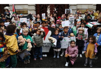 Bimbi lasciano peluche al Foreign Office per i coetanei di Gaza