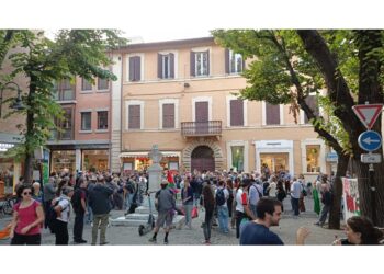 Circa 200 partecipanti in piazza presidiata da forze dell'ordine