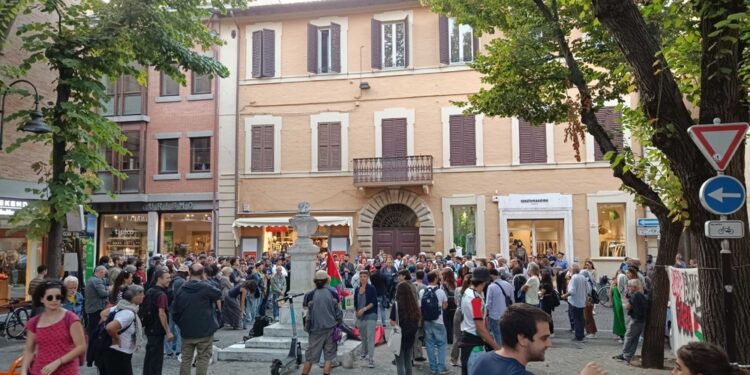 Circa 200 partecipanti in piazza presidiata da forze dell'ordine