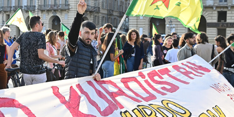 Striscione in solidarietà al popolo curdo