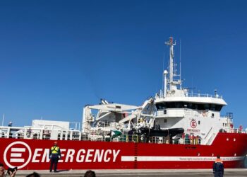 La nave di Emergency verso Livorno