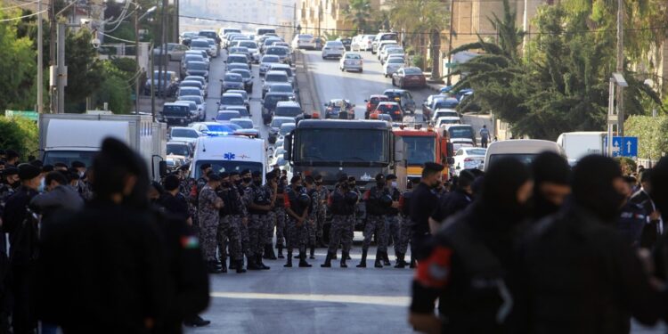 Centinaia di manifestanti appiccano il fuoco all'esterno