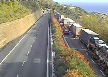 Dopo l'incidente avvenuto stamani gasolio su strada