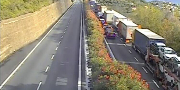 Dopo l'incidente avvenuto stamani gasolio su strada