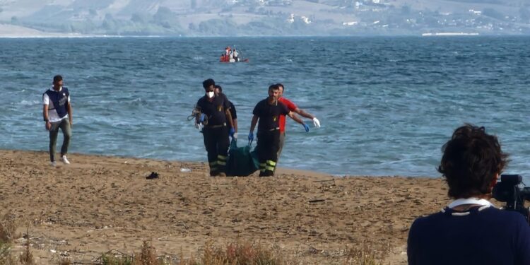 A trascinarlo a riva le forti correnti di scirocco