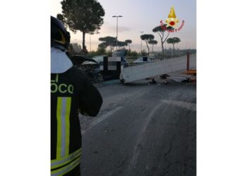 Vigili del fuoco liberano conducente incastrato tra le lamiere