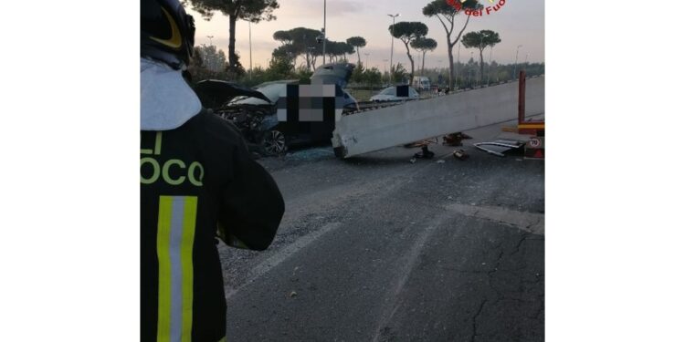 Vigili del fuoco liberano conducente incastrato tra le lamiere