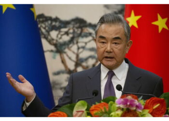 Wang Yi: 'Israele con le sue azioni è andato oltre l'autodifesa'