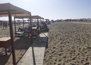 In tanti in spiaggia a prendere il sole col caldo di ottobre