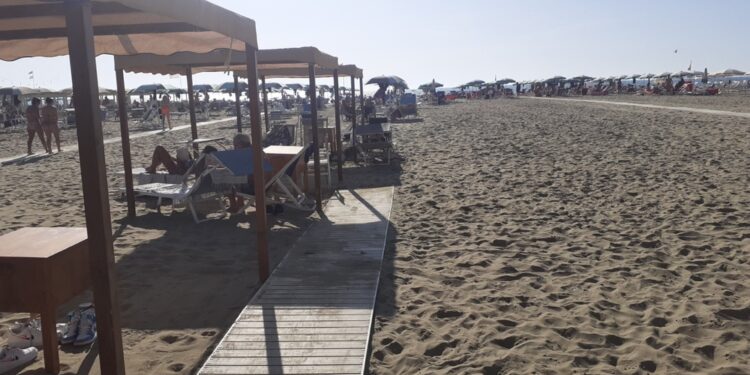 In tanti in spiaggia a prendere il sole col caldo di ottobre