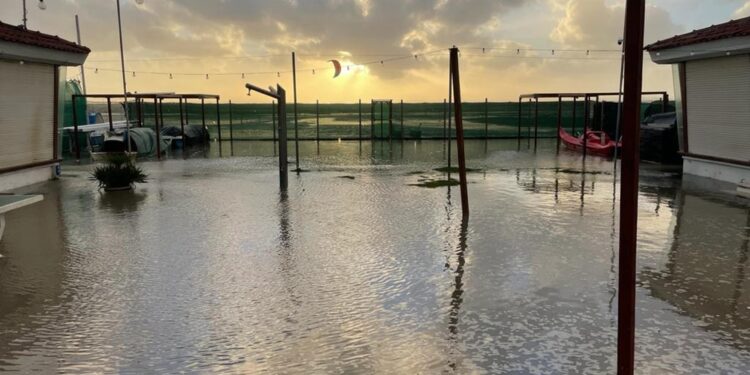 Acqua del mare ha invaso le strutture in Passeggiata