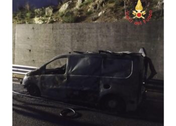 Provocato da incendio furgone. Mezzi Vvf ostacolati dalle auto