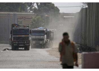 Migliaia di palestinesi aspettano a ridosso del confine