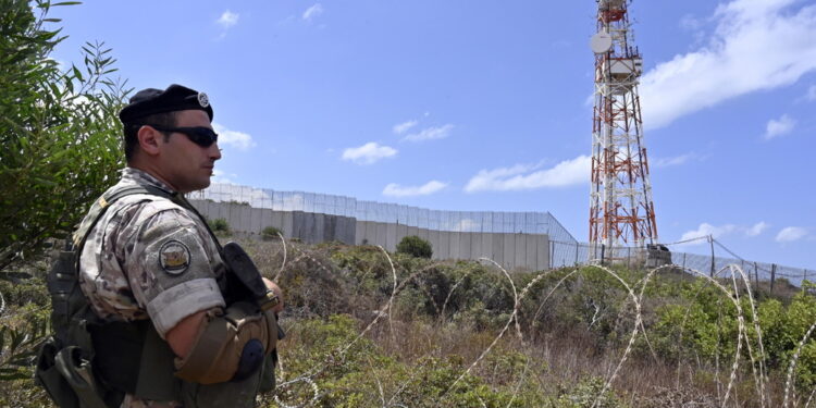 Solo due persone su una moto con bandiera palestinese