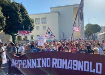 Più di duemila sfilano in strada per chiedere ristori