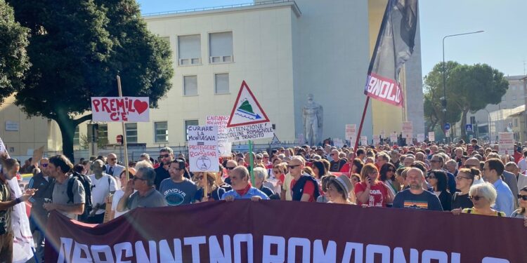 Più di duemila sfilano in strada per chiedere ristori