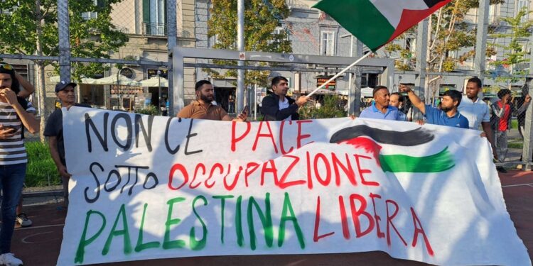 Il raduno a Piazza Garibaldi. "Non c'è pace sotto occupazione"