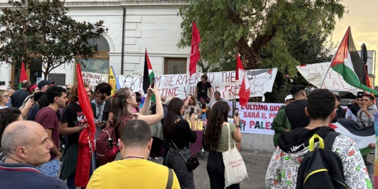 Circa 200 persone di 28 associazioni scendono in piazza