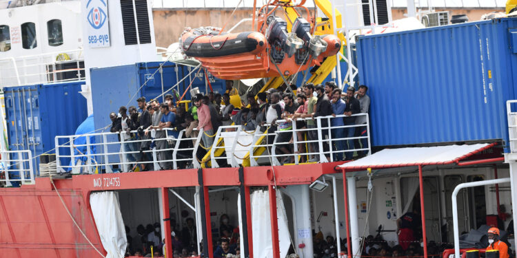 Nave Sea Eye 4 diretta adesso verso il porto di Vibo Valentia