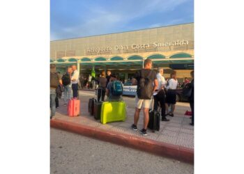 Passeggeri e personale dello scalo rientrati nell'aerostazione