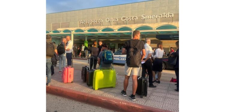 Passeggeri e personale dello scalo rientrati nell'aerostazione