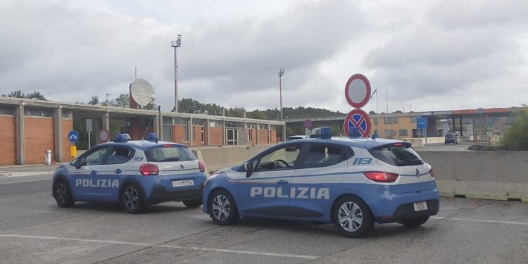 Alcune auto delle forze dell'ordine di passaggio