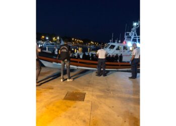 Soccorsi da Guardia costiera mentre erano a bordo barca a vela