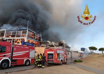 Fiamme lambiscono campi da golf del Marco Simone