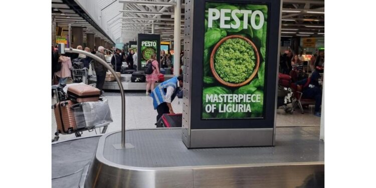 Prime immagini della campagna di promozione in aeroporto Londra