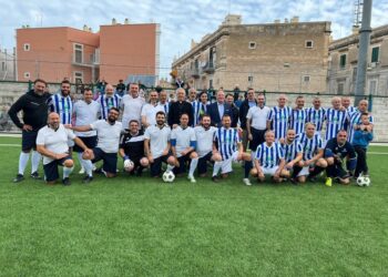 Partita di calcio a Bisceglie. L'arcivescovo in panchina