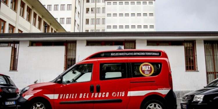 Partite da un controsoffitto. Verifiche dei vigili del fuoco