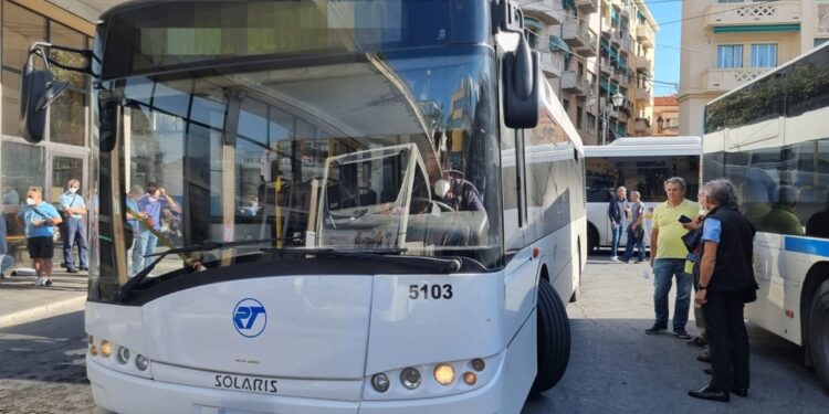 Si è pure messo il cappellino dell'azienda di trasporti