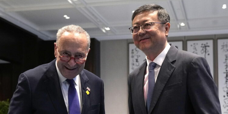 Senatore Usa durante incontro con ministro degli Esteri Wang Yi