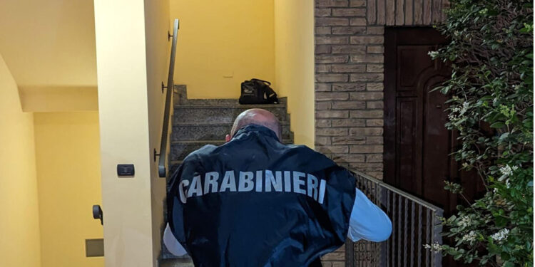 Sopralluogo dei carabinieri in via Pietro Da Cortona