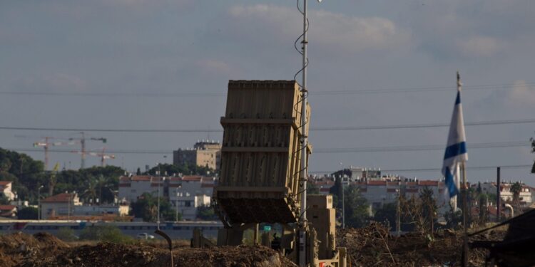 Numerose le esplosioni per l'intercettazione da parte Iron Dome