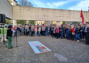 Manifestazione davanti al monumento alla Resistenza e corteo