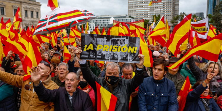 Tutti contro 'il golpe' di Sanchez che lancia il voto online