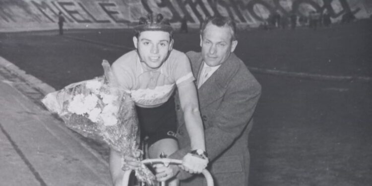 Una immagine giovanile di Aldo Pifferi con la maglia della Cittadella allo stadio Sinigaglia, dove una volta c'era la pista di ciclismo, che si intravede sullo sfondo