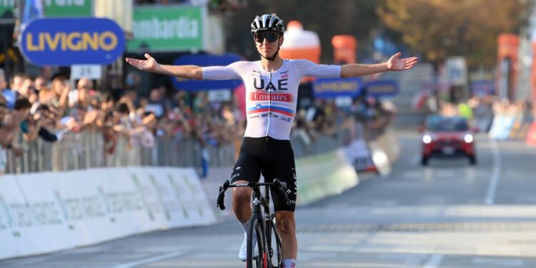 La vittoria di Tadj Pogacar sul traguardo di Bergamo (foto Gian Mattia D'Alberto/LaPresse/Rcs Sport)