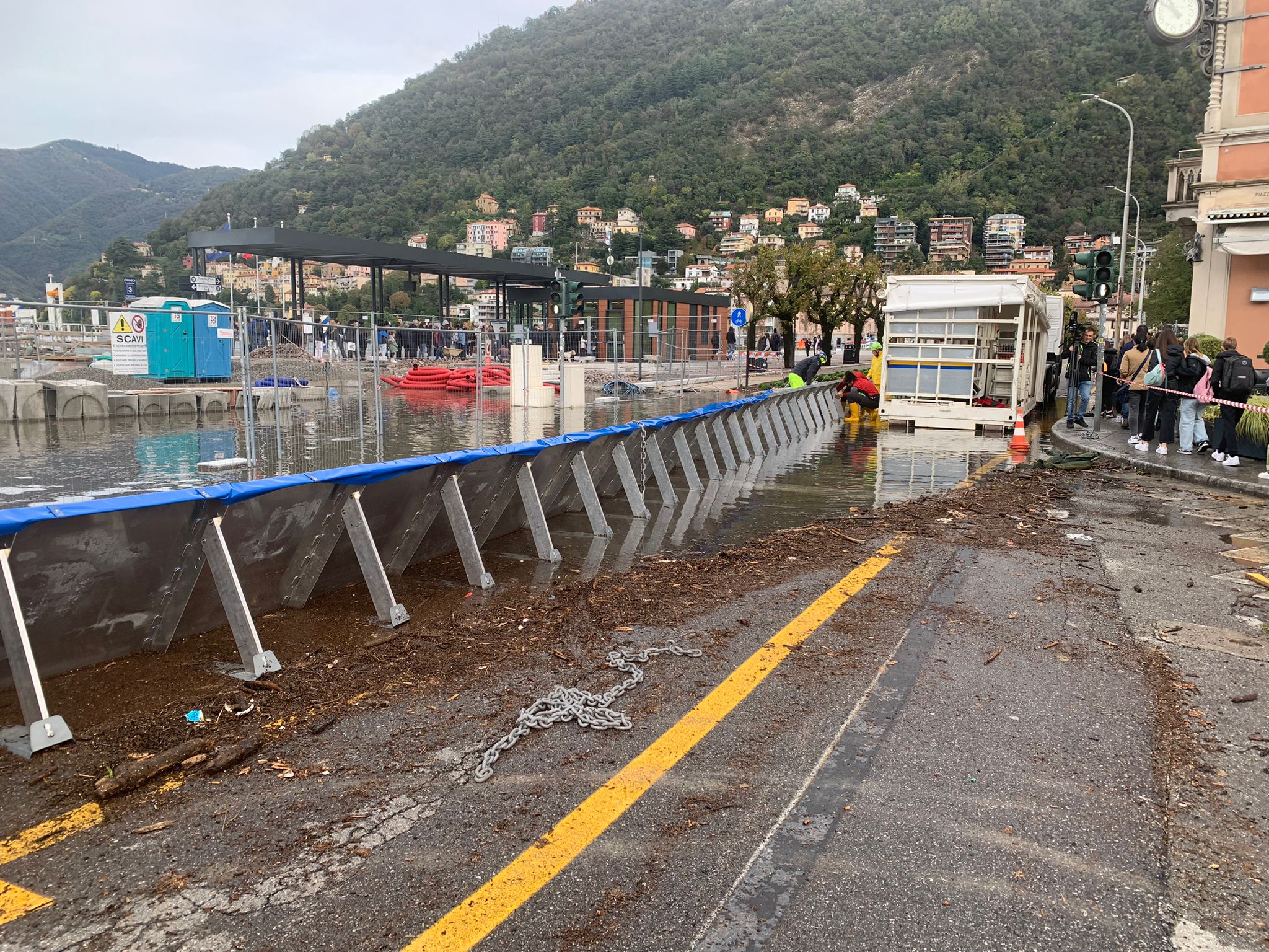 Esondazione: il lago di Como si alza ancora, scavalcate le barriere mobili  - Prima Como