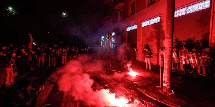 Gruppo manifestanti lancia fumogeni