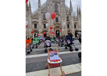 Flashmob di un gruppo di israeliani in piazza Duomo