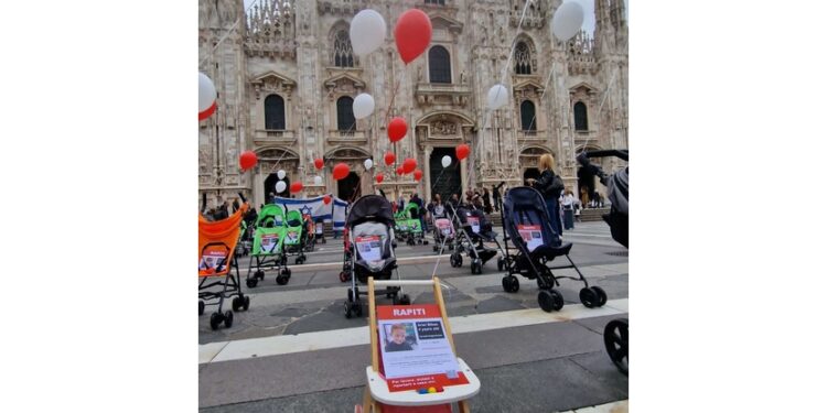 Flashmob di un gruppo di israeliani in piazza Duomo