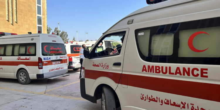 Dopo bombardamento ambulanza vicino a ospedale Al-Shifa di Gaza