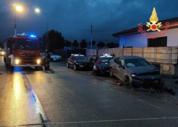 A Lamezia Terme. Ferito anche il conducente della vettura