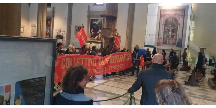 Espongono striscione nella chiesa. Respinti dalla cattedrale